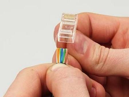 вставляем проводники в коннектор RJ-45 вставляем проводники в коннектор RJ-45